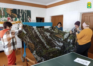 Жители Шатровского муниципального округа продолжают изготавливать маскировочные сети для своих земляков, участвующих в специальной военной операции.