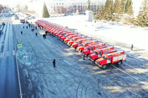 Сегодня в Кургане губернатор Вадим Шумков вручил ключи от новых пожарных автомобилей для муниципальных пожарных постов.