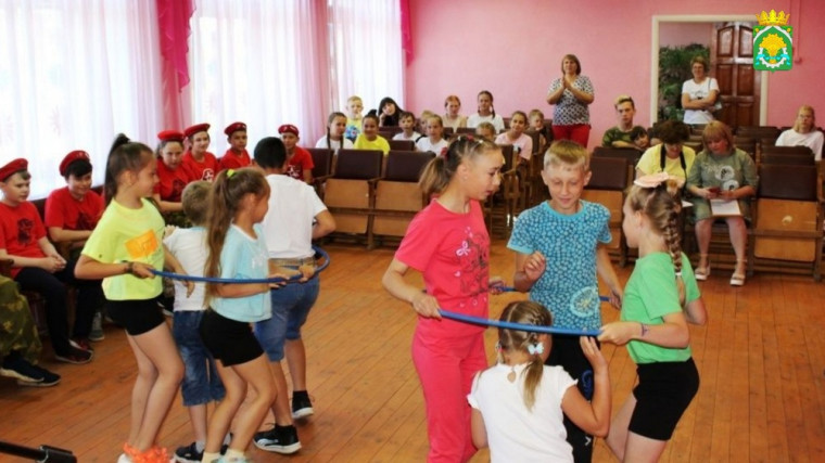 В Шатровском Доме детства и юношества 8 июля, состоялось мероприятие «Растим патриотов России», в котором приняли участие представители Администрации округа, дети лагеря дневного пребывания, Юнармейцы и родители.