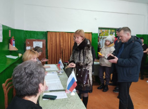 Жители Шатровского округа активно принимают участие в выборах.