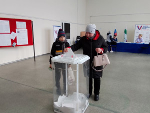 На избирательные участки жители приходят голосовать семьями.