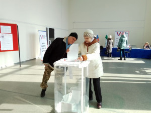 На избирательные участки жители приходят голосовать семьями.