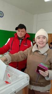 Первые посетители заключительного дня выборов Президента Российской Федерации.