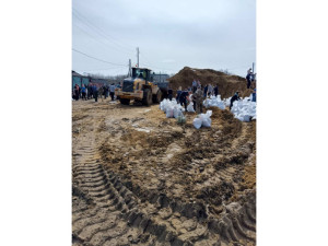 Сегодня сотрудники учреждений округа в количестве 20 человек выехали в город Курган на помощь в борьбе с паводком.