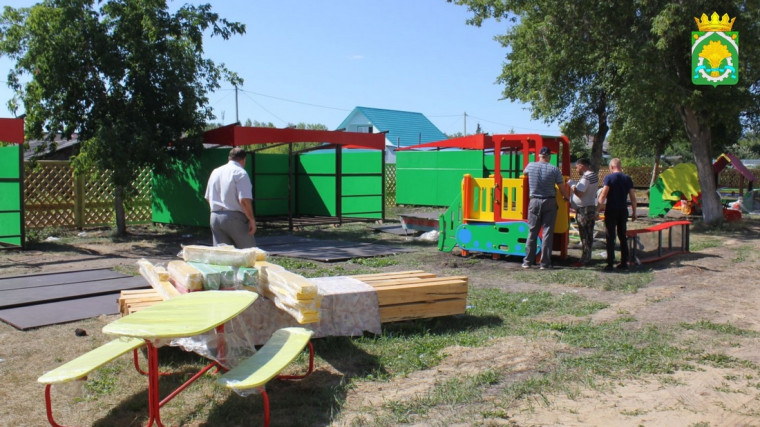 В детском саду №2 начали установку детских игровых площадок. МАФы изготовлены ООО «ЗМ» в с.Иковка, Кетовского района. Яркие, красочные, а главное качественные.