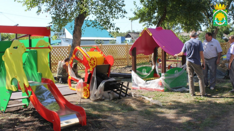 В детском саду №2 начали установку детских игровых площадок. МАФы изготовлены ООО «ЗМ» в с.Иковка, Кетовского района. Яркие, красочные, а главное качественные.