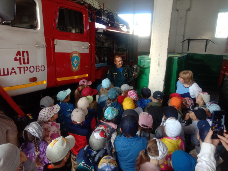 Сотрудники МЧС провели экскурсию для дошкольников в пожарно-спасательную часть.