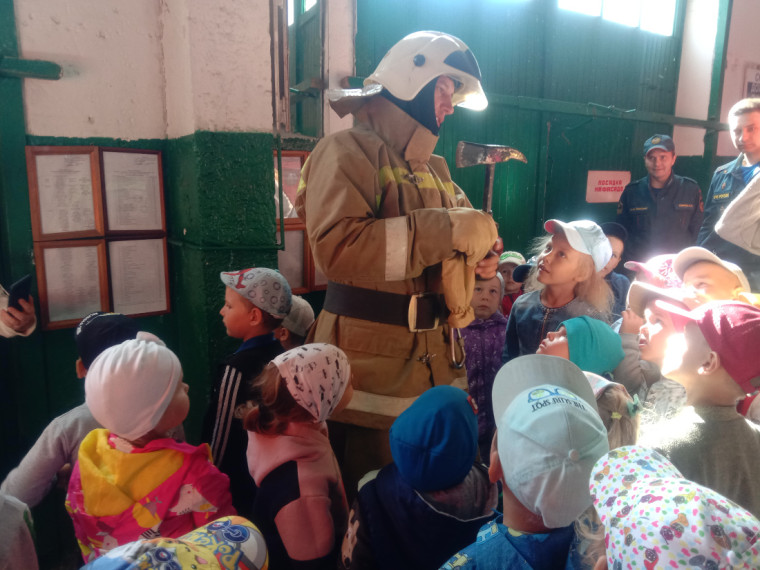 Сотрудники МЧС провели экскурсию для дошкольников в пожарно-спасательную часть.
