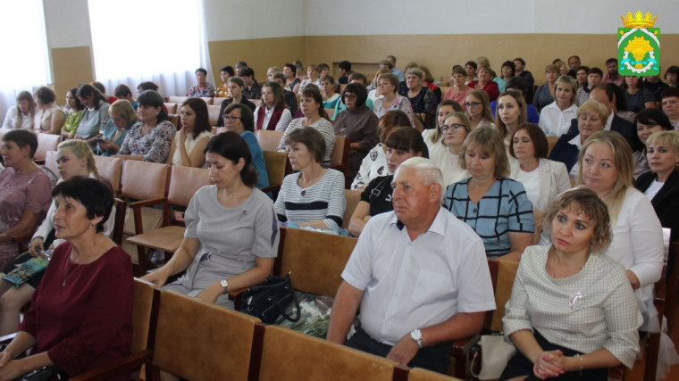Августовская конференция – особый праздник, красивый старт нового учебного года. В 2022 году главной темой обсуждения стала: «Сильная школа - сильная Россия».
