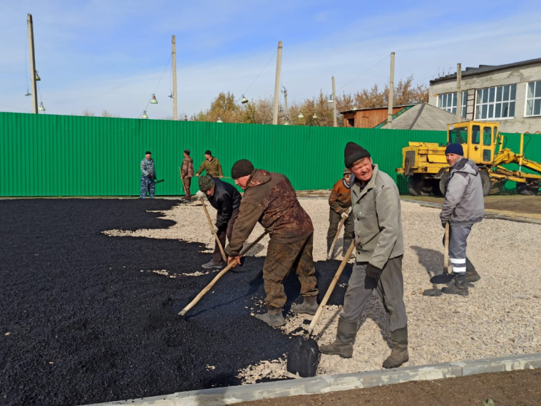 На стадионе Шатровской ДЮСШ идет асфальтирование площадки для сдачи норм ГТО.