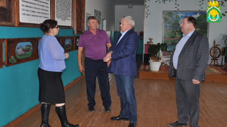 11 октября с рабочим визитом посетил Шатровский муниципальный округ депутат Курганской областной Думы Владимир Николаевич Казаков.