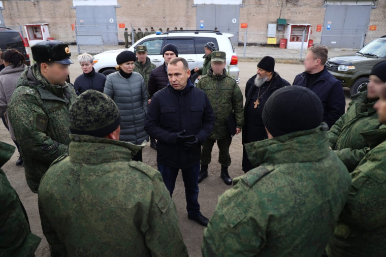 Губернатор Вадим Шумков 17 октября, пообщался с нашими мобилизованными ребятами в Елани. Правительство области передало им очередной гуманитарный груз с продуктами питания, снаряжением и экипировкой.