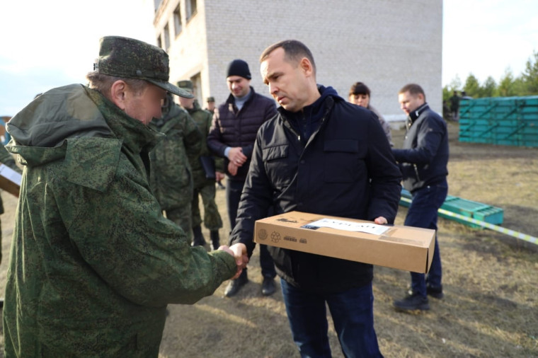 Губернатор Вадим Шумков 17 октября, пообщался с нашими мобилизованными ребятами в Елани. Правительство области передало им очередной гуманитарный груз с продуктами питания, снаряжением и экипировкой.