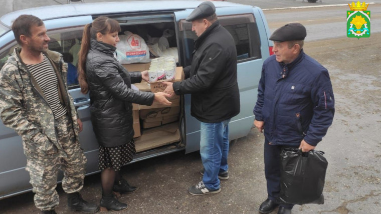 Вчера глава региона Вадим Шумков в Елани встретился с мобилизованными ребятами из Курганской области, им передан большой гуманитарный груз от правительства области с продуктами питания, снаряжением и экипировкой.
