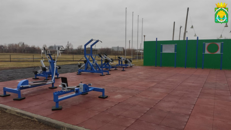 В селе Шатрово завершили установку оборудования на площадке ГТО в рамках национального проекта «Спорт – норма жизни».