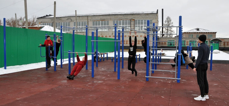 На стадионе Шатровской ДЮСШ начались занятия на новой площадке ГТО, построенной в рамках федерального проекта «Спорт – норма жизни». Этот проект является частью национального проекта «Демография».