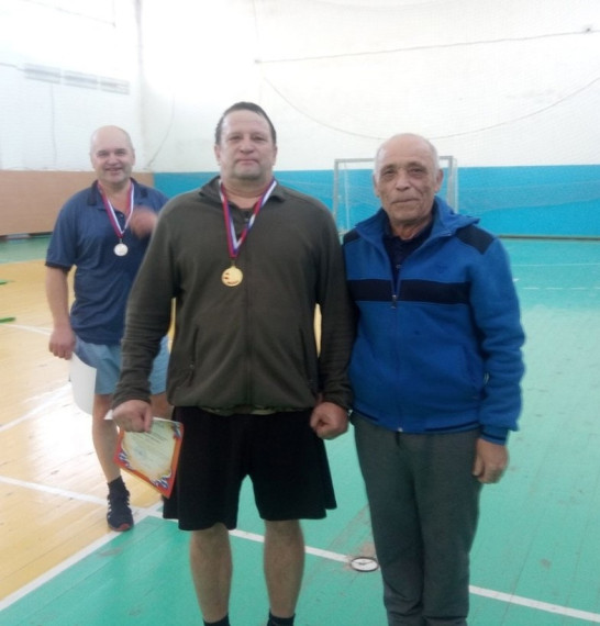 19 ноября в Шатровской Детско-юношеской спортивной школе прошли соревнования по настольному теннису среди взрослого населения по двум возрастным группам.