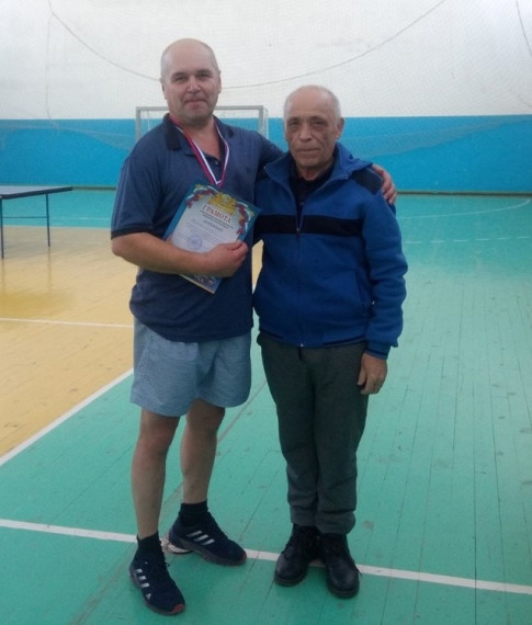 19 ноября в Шатровской Детско-юношеской спортивной школе прошли соревнования по настольному теннису среди взрослого населения по двум возрастным группам.