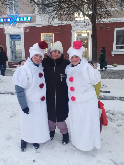 Сразу 26 Дедов Морозов подарили курганцам новогоднее настроение. В мероприятии приняли участие и шатровские Дед Мороз, снеговики и другие праздничные персонажи.