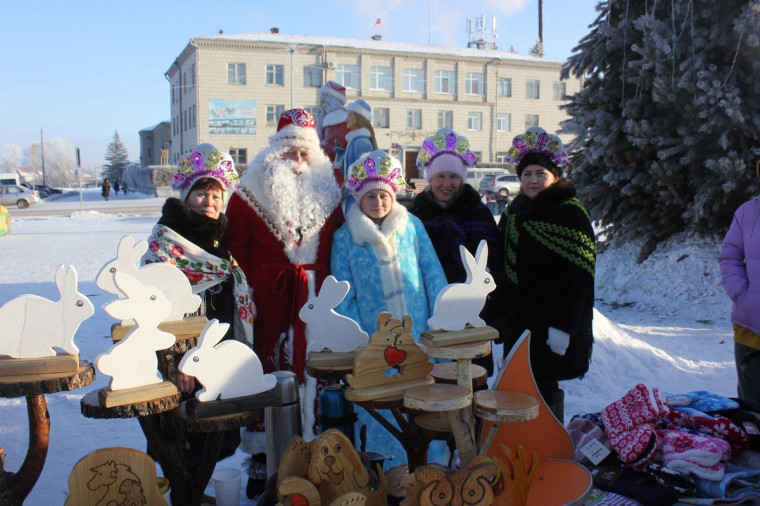 28 декабря на центральной площади села Шатрово прошла веселая новогодняя ярмарка, посвященная 100-летию со дня образования СССР – «Назад в СССР».