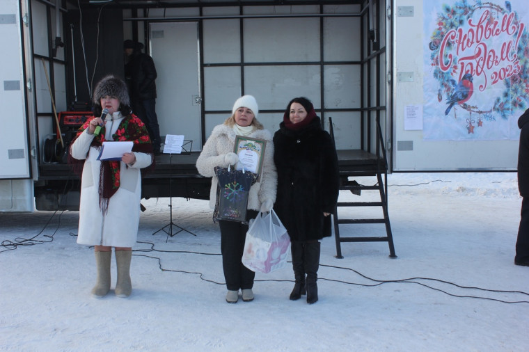 28 декабря на центральной площади села Шатрово прошла веселая новогодняя ярмарка, посвященная 100-летию со дня образования СССР – «Назад в СССР».