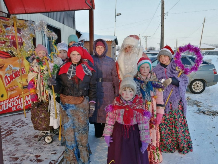 Глава округа Леонид Александрович Рассохин поблагодарил работников культуры муниципалитета за организацию и проведение цикла новогодних мероприятий.