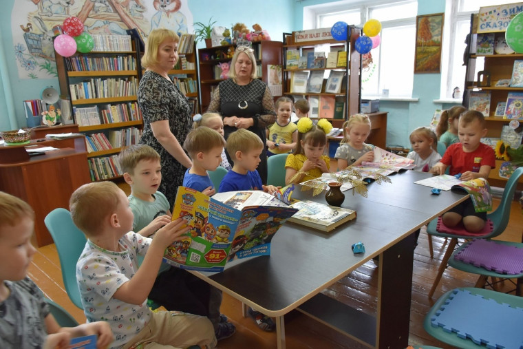 16 января в гости, в детскую библиотеку пришли маленькие посетители – ребята из Шатровского детского сада, члены занимательно-познавательного клуба «Бибигон».