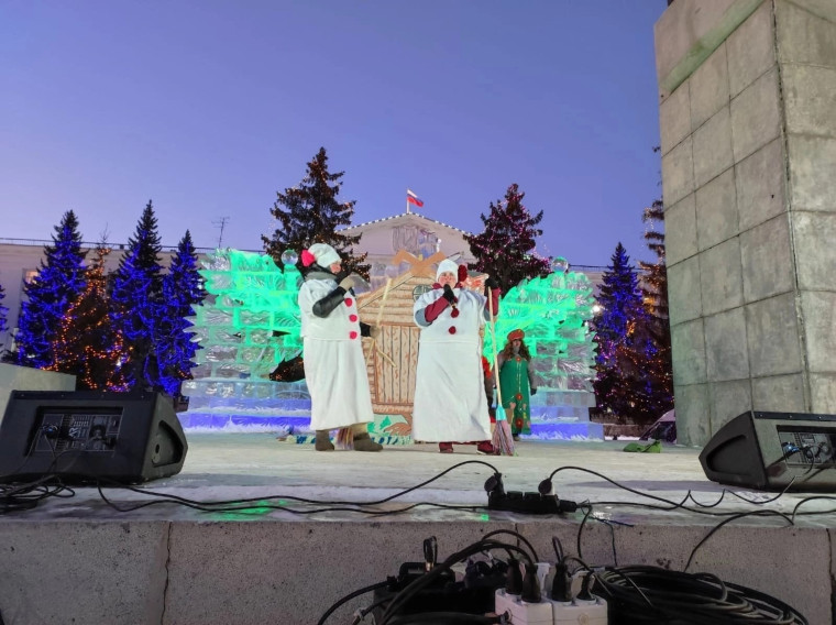 Геннадий Коркин получил Благодарственное письмо Управления культуры Курганской области за роль Деда Мороза.