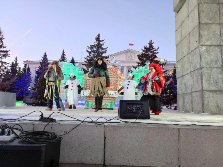 Геннадий Коркин получил Благодарственное письмо Управления культуры Курганской области за роль Деда Мороза.