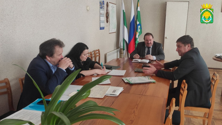 Глава Шатровского муниципального округа Леонид Рассохин провел ряд рабочих встреч с руководителями сельхозпредприятий.