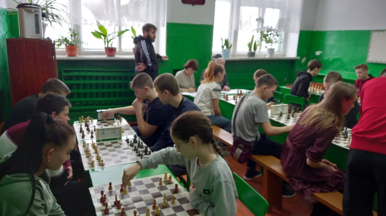 В рамках месячника оборонно-массовой и спортивной работы в Детско-юношеской спортивной школе прошли соревнования по шахматам среди школ муниципального округа.